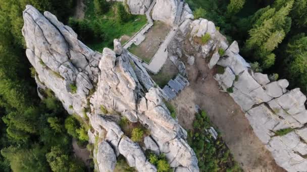 Aerial drone footage flying near rocks of famous Tustan fortress. Ukrainian medieval cliff-side monument in national park. Rock complex of Tustan is popular tourist landmark in Carpathians mountains. — Stock Video