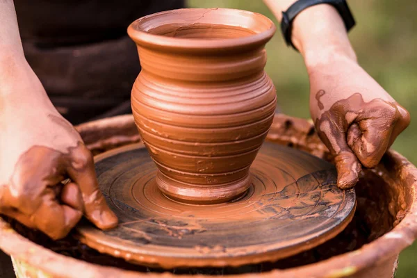 일은 끝났어. 손으로 만든 진흙 제품을 만든 젊은 도기 장인. 전문적 인 남자 도공은 작업장에서 도자기 바퀴에 진흙을 묻히는 일을 합니다. 수제품, 중소기업, 수공예 개념. 수라 미스트 — 스톡 사진