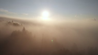 Bulutların ve gökyüzünün üzerinde sabah güneşinin doğuşu için harika bir hava aracı görüntüsü. Dağların tepesinde bulutlar arasında uçuyor. Güzel günbatımı dağ sırtı