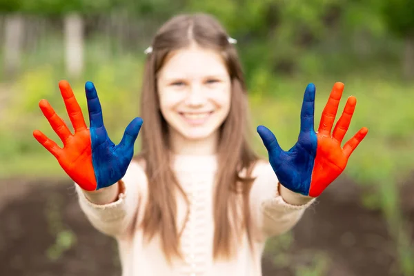 Manos de niña pintadas en el color de la bandera de Mongolia. Concéntrate en las manos. 10 de julio Día Nacional de la Bandera. Día de la Independencia de Mongolia 29 de diciembre —  Fotos de Stock