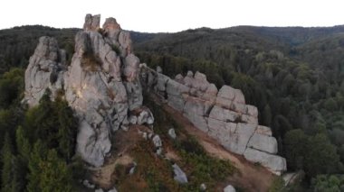 Ünlü Tustan kalesinin kayalarının yanında uçan hava aracı görüntüleri. Ulusal parktaki Ukrayna ortaçağ uçurum kenarı anıtı. Tustan 'ın kaya kompleksi Karpatlar' ın dağlarında popüler bir turistik beldedir.. 