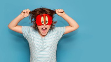 Şımarık maske takmış, mavi arka planda kapalı gözlerle saçlarını yolan küçük bir kız. Stresli çocuk. Çığlık atan, deli ve yaramaz. Kızgın çocuk uyumak istiyor. Gerçek insani duygular, tepki