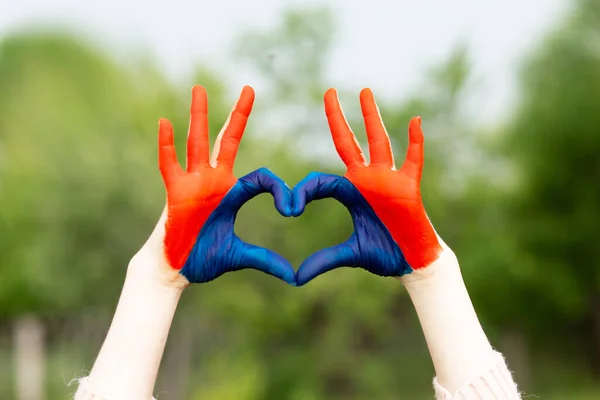 Me encanta el concepto Mongolia. Niña mostrar las manos en forma de corazón pintado en el color de la bandera de Mongolia. Patriotismo mongol. 10 de julio Día Nacional de la Bandera. Fiesta de la independencia de Mongolia 29 de diciembre. 13 de enero —  Fotos de Stock