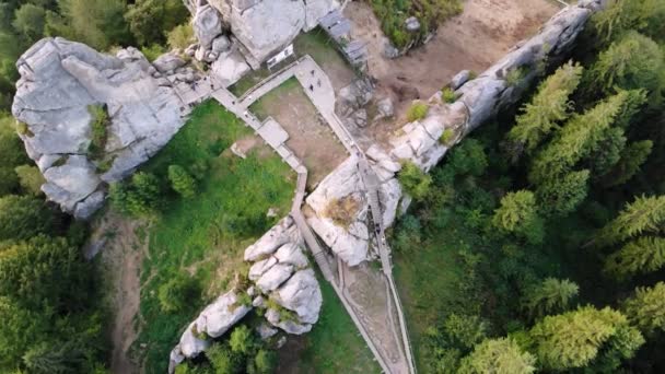 Filmati aerei di droni che volano vicino alle rocce della famosa fortezza di Tustan. ucraino medievale scogliera-side monumento nel parco nazionale. Complesso roccioso di Tustan è popolare punto di riferimento turistico nelle montagne dei Carpazi. — Video Stock