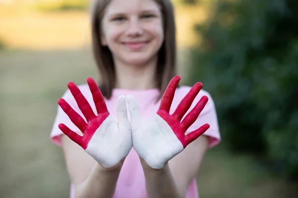 Enfant fille montrer les mains peintes dans les couleurs du drapeau indonésien, se concentrer sur les mains. Concept de patriotisme indonésien. Jour de l'indépendance indonésienne, 17 août — Photo