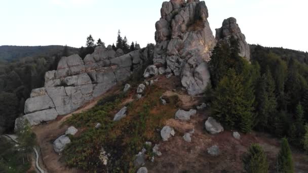 Filmati aerei di droni che volano vicino alle rocce della famosa fortezza di Tustan. ucraino medievale scogliera-side monumento nel parco nazionale. Complesso roccioso di Tustan è popolare punto di riferimento turistico nelle montagne dei Carpazi. — Video Stock