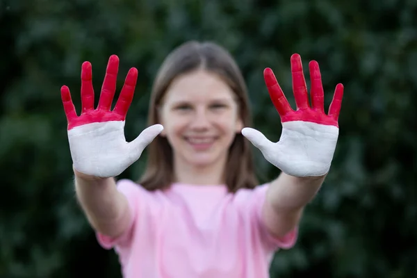 Enfant fille montrer les mains peintes dans les couleurs du drapeau indonésien, se concentrer sur les mains. Concept de patriotisme indonésien. Jour de l'indépendance indonésienne, 17 août — Photo