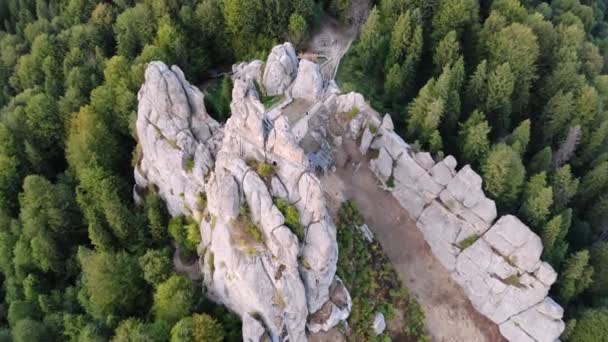 Imagens aéreas de drones voando perto de rochas da famosa fortaleza de Tustan. Monumento medieval ucraniano do lado do penhasco no parque nacional. Complexo de rocha de Tustão é um marco turístico popular nas montanhas dos Cárpatos. — Vídeo de Stock