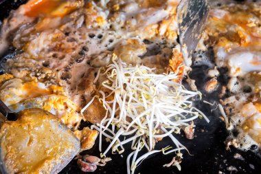 İstiridye omleti. Un ve suyla karıştırılmış Tayland yemeği. Kızgın yağda kızarmak için. Yumurta ve sokak yemeğiyle kızartmak için midye ya da istiridye koyun..