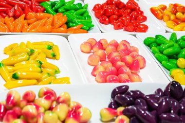 Top tabağı tatlısı, renkli Tayland tatlısı, geleneksel Tayland tatlıları..