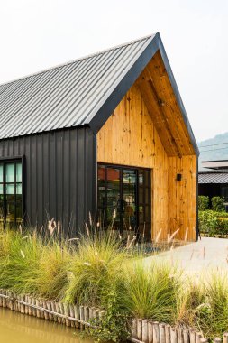 Ev metal levhalar ve palet ahşaptan yapılmıştır. Modern konsept ekonomiye odaklanır..