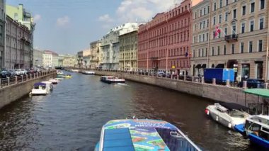 Griboyedov Kanalı boyunca turistli bir tekne gidiyor. Saint Petersburg 15 Temmuz 2021 yazı. Güneşli bir gün. Tekneler nehir kıyısında durur..