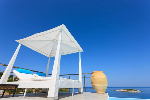 Gran piscina de lujo con cazebo — Foto de Stock