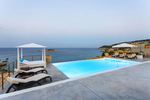 Gran piscina de lujo con cazebo — Foto de Stock