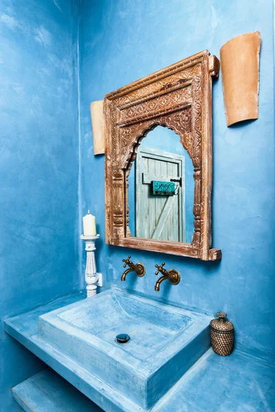 Cuarto de baño de lujo con decoración tradicional — Foto de Stock