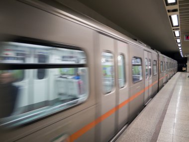 Atina'da Metro İstasyonu geçen tren