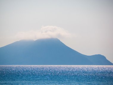 Deniz arka planda Dağı