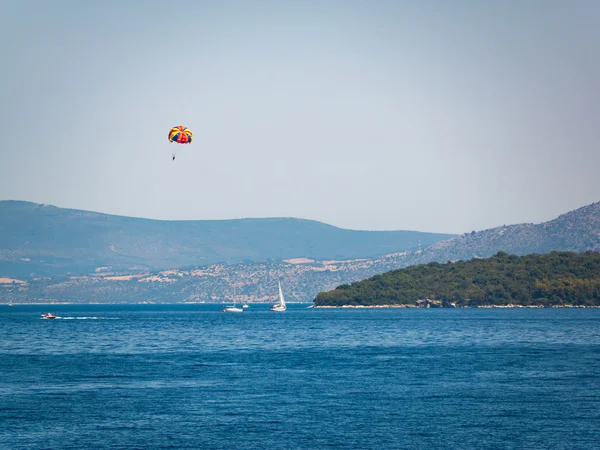 Yelkenli tekneler bir Yunan Adası — Stok fotoğraf