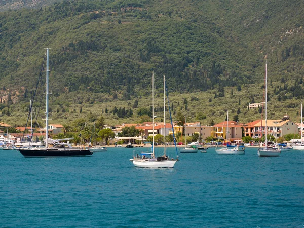 Вітрильні човни на грецькому острові — стокове фото