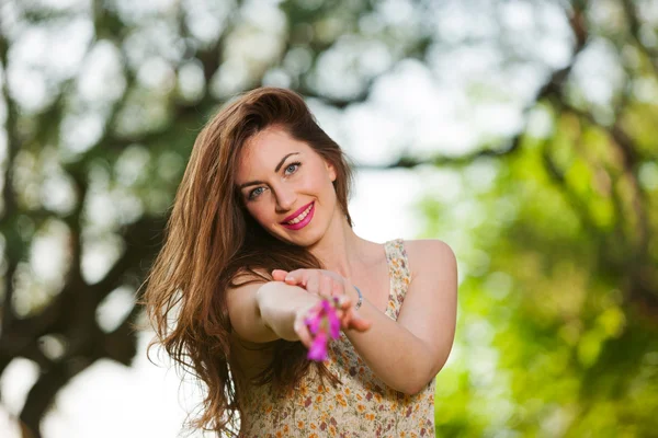 Hermosa joven entre flores amarillas — Foto de Stock