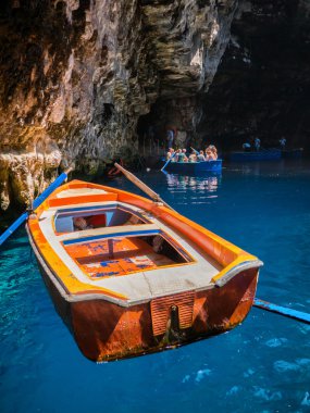 melissani gölde bir turist