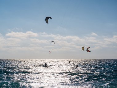 büyük dalgalar halinde Leukada Adası Yunanistan yelken uçurtma sörfçü