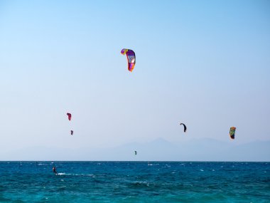 rüzgarlı güneşli bir uçurtma sörfçü