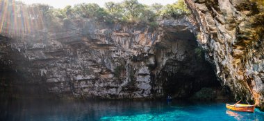 melissani gölde bir turist