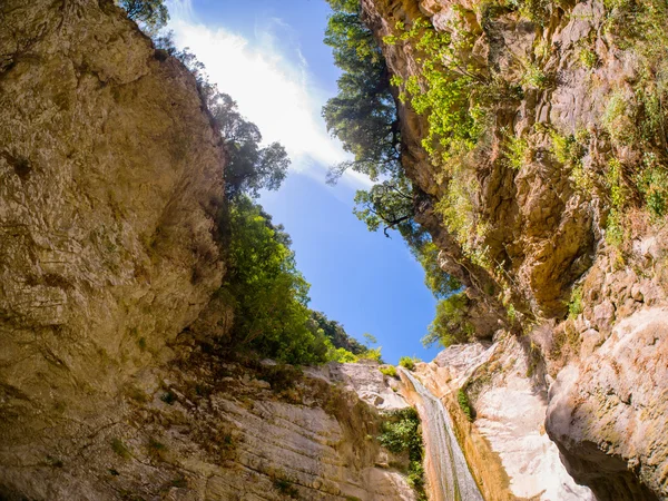 美しい小さな滝 — ストック写真