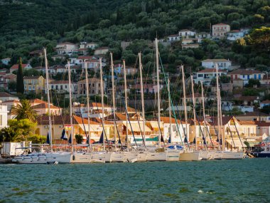 Yelkenli tekneler bir Yunan Adası