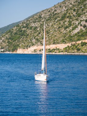 Yelkenli tekneler bir Yunan Adası