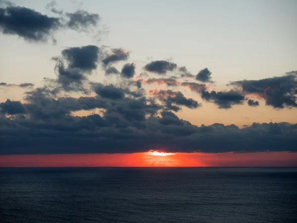 Wunderschöner Sonnenuntergang Mit Meer Und Wolken Auf Einer Griechischen Insel — Stockfoto