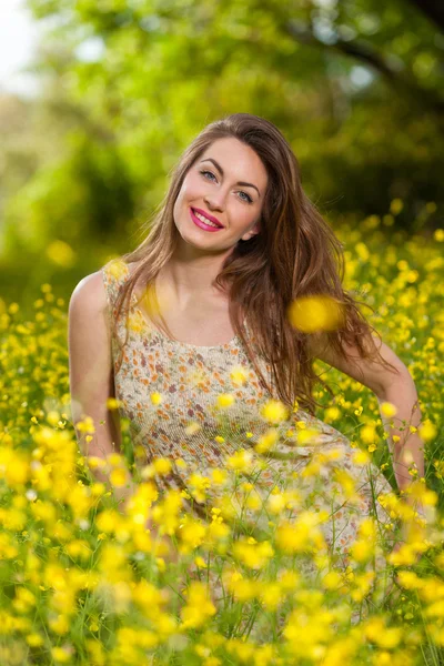 Красива молода дівчина серед жовтих квітів — стокове фото