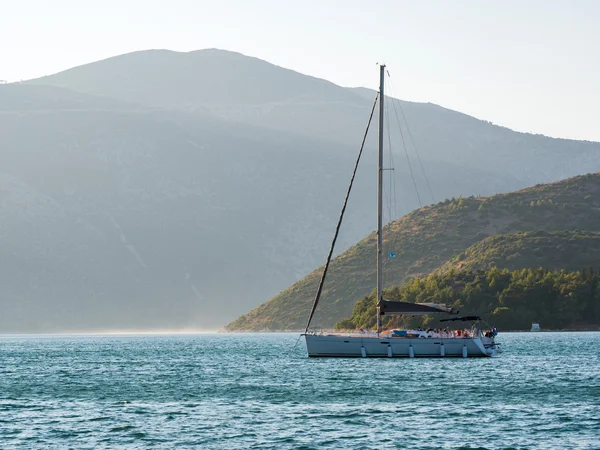 Veleros en una isla griega — Foto de Stock