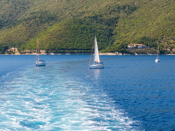 Вітрильні човни на грецькому острові — стокове фото