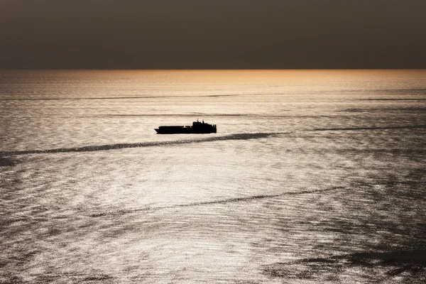 Kargo gemisi siluet — Stok fotoğraf