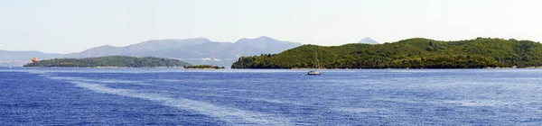 Yelkenli tekneler bir Yunan Adası — Stok fotoğraf