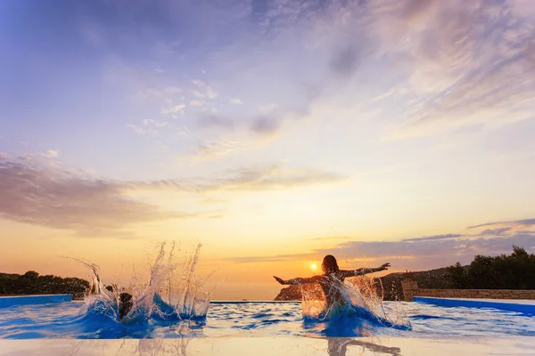 Zwembad met zonsondergang — Stockfoto