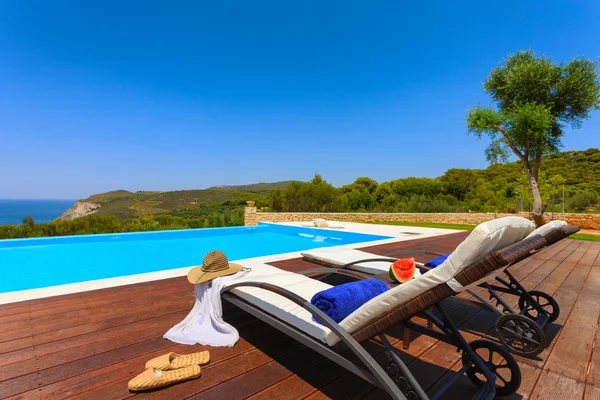 Grande piscine de luxe avec décoration — Photo