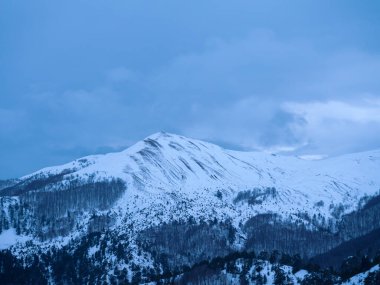 Yunanistan 'daki Pindus Ulusal Parkı' nda şafak vakti karlı dağ