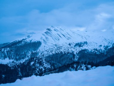 Yunanistan 'daki Pindus Ulusal Parkı' nda şafak vakti karlı dağ