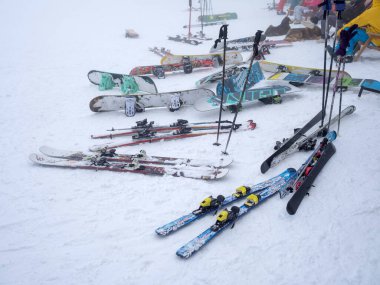 GREVENA, GREECE - 25 Mart 2018: Kar altında kayak ve snowboard 'u kapatın