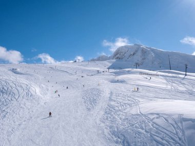 Parnassos dağı, karlı ve güneşli bir günde yamaçlarda insanlar.