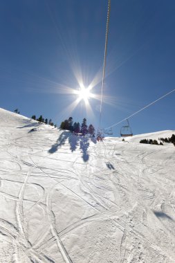 bir dağın tepesinde güneşli bir gün 