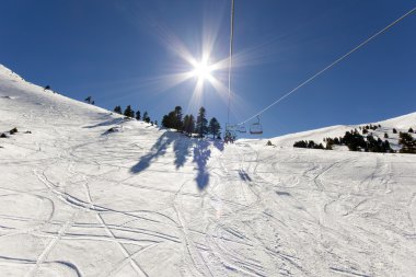 bir dağın tepesinde güneşli bir gün 