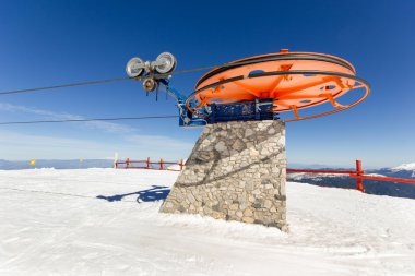 Ski lift üzerinde kayak merkezi