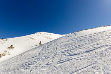 bir dağın tepesinde güneşli bir gün 