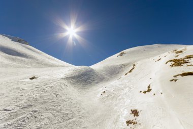 bir dağın tepesinde güneşli bir gün 