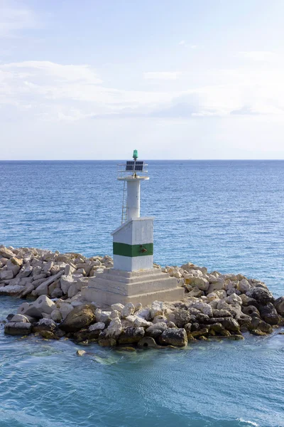 Küçük güneş enerjisi deniz feneri — Stok fotoğraf