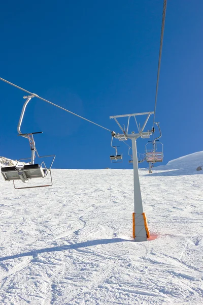 Elevador de esqui na estação de esqui — Fotografia de Stock